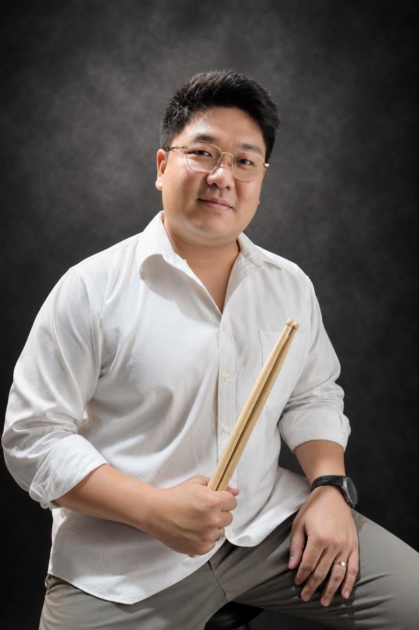 Tjong . Handi — music teacher